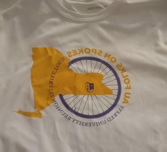 白色的t恤上有自行车聚会的标志