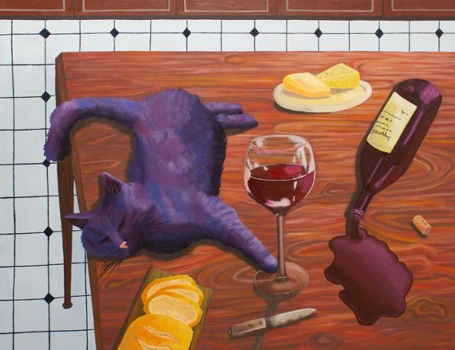一幅画，一只紫色的猫闭着眼睛躺在厨房的木桌上. 那只猫把爪子搁在装有红酒的玻璃杯的底座上. 桌上也有, 有一瓶洒了的红酒, 一把刀, 切成薄片的面包, 还有一个盘子，里面有两块奶酪. 地板是黑白瓷砖.