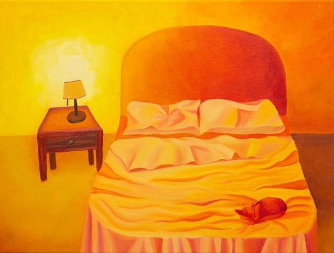 用深浅不一的黄色和橙色描绘卧室的画. 一张铺着皱巴巴的床单的床占据了构图的大部分. 有一只猫睡在左手边的床脚. 在画的右边, 有一个床头柜，上面有一盏小灯，照亮了房间.