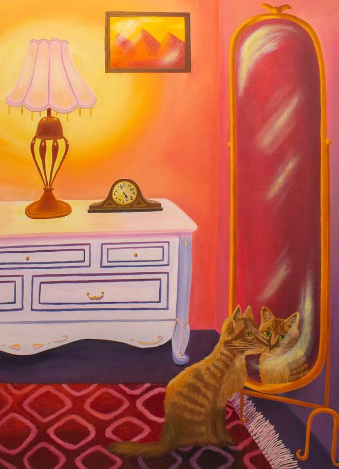 描绘房间一角的一幅画. 在这幅画的左手边，有一面全身镜. 一只棕色条纹的猫正坐在镜子前看着自己. 地板上有一块红色的花纹地毯. 在画的右边，有一个紫色的梳妆台. 梳妆台顶上有一个棕色的小时钟和一盏古色古香的铜灯. 这盏灯通过一个粉黄相间的灯罩照亮了房间. 墙上的钟上方挂着一幅橙色山脉的画框.